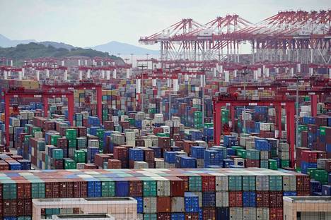Manner-Kiinassa sijaitsee kuusi maailman kymmenestä vilkkaimmasta konttisatamasta.  Kuvassa kontteja Yangshanin satamassa Kiinan Shanghaissa.