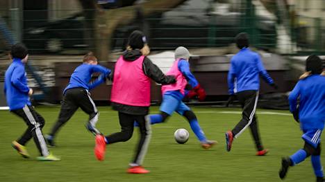 Rajoitukset | Olympiakomitea ei tulkitse rajoitusten koskevan lasten harrastuksia tai ammattiurheilua: ”Kun alle 12-vuotiaat saavat leikkiä, niin he saavat myös harrastaa”