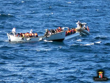 Italian laivasto julkisti viime viikolla valokuvan siirtolaisveneen pelastamisesta lähellä Sisiliaa. Yli 400 siirtolaista pelastettiin mutta 17 kuoli. 