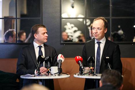 Kokoomus ja perussuomalaiset kilpailevat pääoppositiopuolueen paikasta. Puheenjohtajat Petteri Orpo ja Jussi Halla-aho ottivat yhteen Politiikan toimittajien debatissa maaliskuussa.