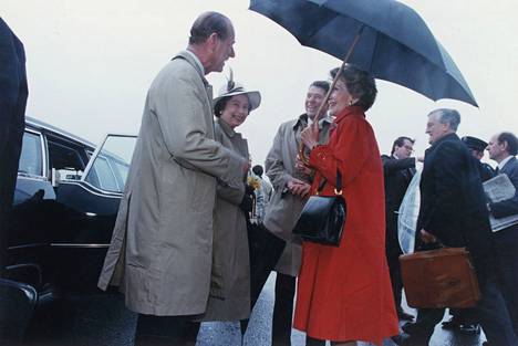 Presidentti Ronald Reagan ja puoliso Nancy Reagan vastaanottivat kuningatar Elisabetin ja Prinssi Philipin lentoasemalla Kaliforniassa vuonna 1983. Oikealla turvallisuuspalvelun agentteja. 