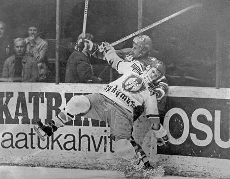Tapparan Mikko Mynttinen ja IFK:n Juhani Tamminen lähitaistelussa.