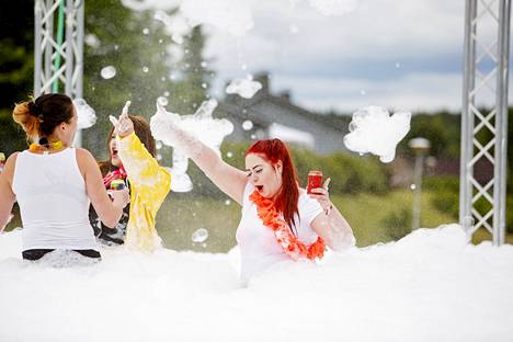 HS's report from 2017 from the Jämsä Himos midsummer festival, where, among other things, a foam party was held.