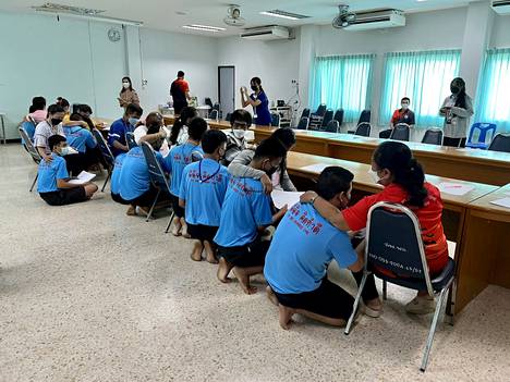 A Finnish couple doing aid work encouraged Thai youth prisoners and their parents to think that prisoners also have human dignity and a future.