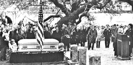 Lyndon B. Johnson sai viimeisen lepopaikkansa isänsä ja äitinsä vieressä vanhojen tammien siimeksessä LBJ-karjatilalla. Hautaus tapahtui Suomen aikaa perjantaina.