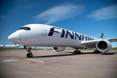 Finnairin on pakko muuttaa strategiaansa, vaikka lentojen määrä on lisääntynyt merkittävästi koronapandemian synkimmistä ajoista.