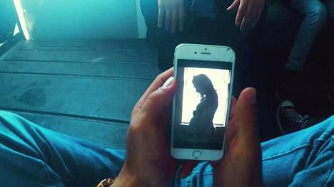 Kampanjasivulla pyörii muun muassa video pakolaismiehestä, joka katselee kännykästään kuvia kotoa.