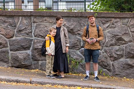 Vanhempien Tuuli Saaren ja isä Mirko Leskisen kanssa Max Saari on sopinut, ettei koulun aitojen ulkopuolelle koulupäivän aikana mennä. 