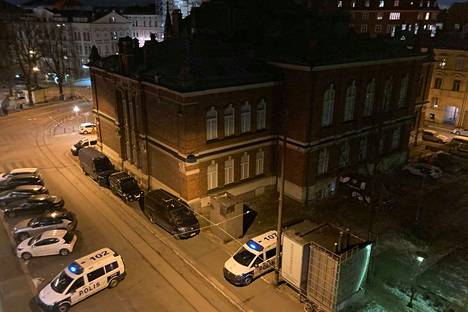 Poliisiautoja oli paikalla sunnuntai-iltana Ullanlinnassa.