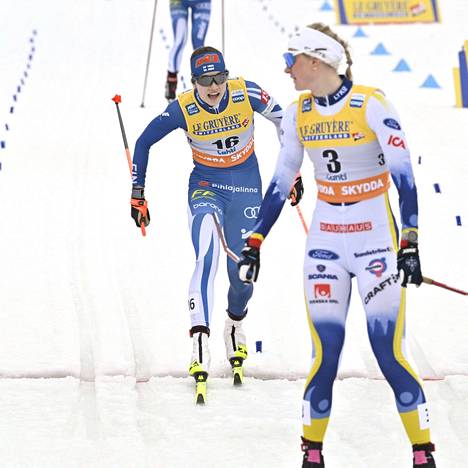 Maja Dahqvist juhli sprintticupia saatuaan apua maannaiseltaan. Taustalla Jasmin Kähärä.