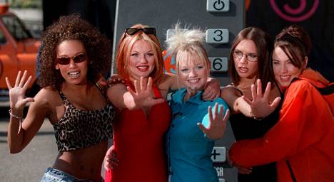 Spice Girlsin Mel B, Geri, Emma, Victoria ja Mel C poseeraavat Channel Fiven käynnistystilaisuudessa vuonna 1997.