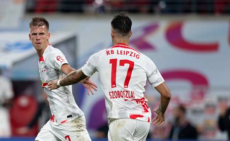 Dani Olmo (vas.) ja Dominik Szoboszlai juhlivat maalia Bayernin verkkoon.