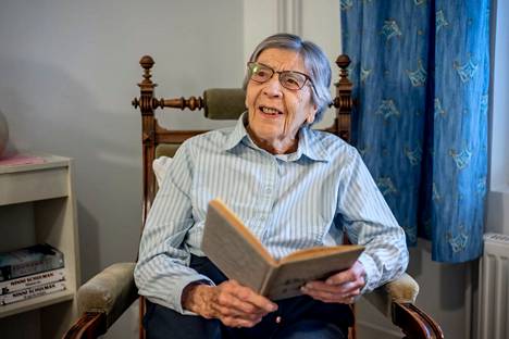 Folkhälsanin palvelutalossa asuvan Ulla-Stina Westmanin kädessä on vanha päiväkirja, jota hän kirjoitti sotavuosina 1941–1942. Westman toimi pikkulottana Tikkurilassa.