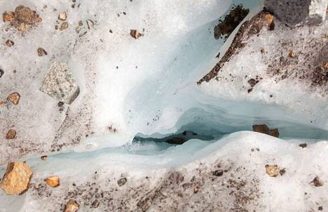 Sulamisvesi valuu pitkin Sveitsin Persin jäätikössä olevaa railoa. 