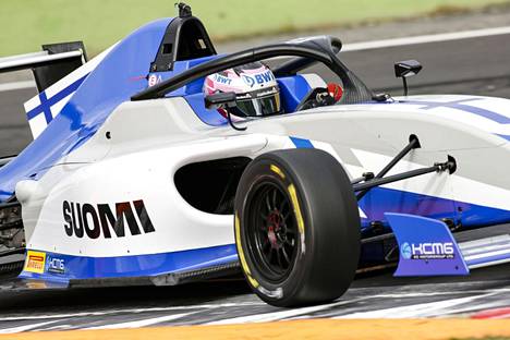 The colors of Finland decorated William Alatalo's first game in 2019. That season he competed in the Italian F4 series and the International Automobile Federation (FIA) Motorsport Games competition.