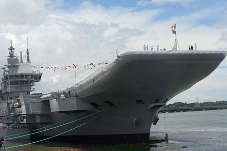 Intian laivaston toinen lentotukialus vihittiin käyttöön Kochissa perjantaina.