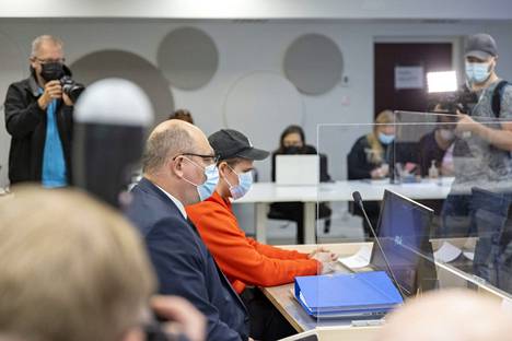 Kouluhyökkäyksestä elinkautiseen tuomittu Joel Marin osallistui 9. syyskuuta 2021 Itä-Suomen hovioikeuden käsittelyyn. Oranssipaitainen Marin vaatii elinkautisen tuomionsa lieventämistä määräaikaiseksi.