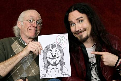 Don Rosa esittelee piirtämäänsä muotokuvaa Tuomas Holopaisesta vuonna 2014.