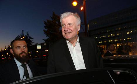 Horst Seehofer vahvisti jatkavansa sisäministerinä ja puolueensa CSU:n johtajana. Kuvassa Seehofer poistuu CDU:n päämajalta neuvottelujen jälkeen.