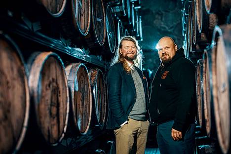 Kai Kilpinen ja Mikko Mykkänen aloittivat kesän alussa uskomuksia uhmaavan kokeen, jossa suomalaista tammea käytetään ensi kertaa viskin kypsyttämisessä.
