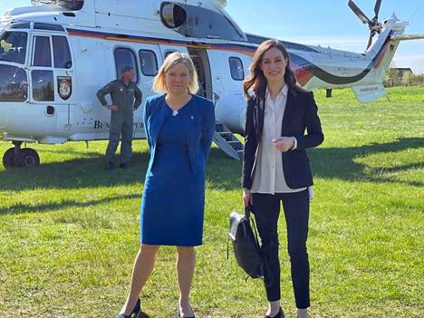 Suomen pääministeri Sanna Marin (oik.) ja Ruotsin pääministeri Magdalena Andersson saapuivat helikopterilla Mesebergin linnassa  järjestettävään tapaamiseen Saksan hallituksen  kanssa.