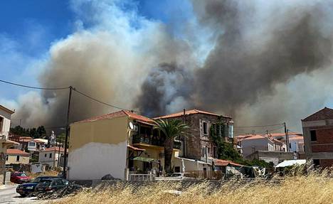 Pitkittynyt kuumuus nostaa tulipalojen riskiä. Savu nousee 24. heinäkuuta Kreikan Lesboksen saaren Vrisassa, jonka asukkaat joutuivat pakenemaan paloja.