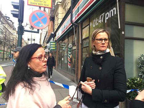 Birgitta Levendahl (vas.) ja Inger Rocksten olivat työpaikallaan naistenvaateliikkeessä Tukholman keskustassa, kun terroriteoksi epäilty hyökkäys alkoi.