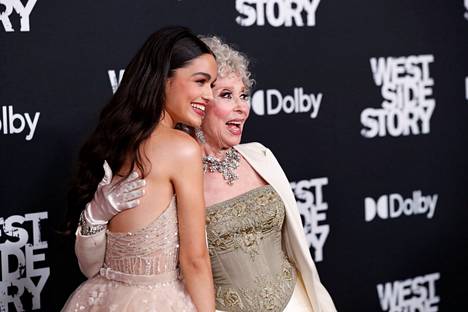 Rachel Zegler (vas.) ja Rita Moreno kuvattuna West Side Story -elokuvan ensi-illassa.