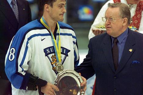 President Martti Ahtisaari and hockey player Teemu Selänne met in Norway after the 1999 World Cup final.  Ahtisaari invited Selänte and Jari Kurrin to a party in 1994.