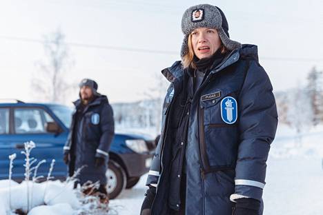 Isän velkojen hoitaminen häiritsee Marian (Saara Kotkaniemi) poliisintyötä Pohjoisen tähti -sarjassa.