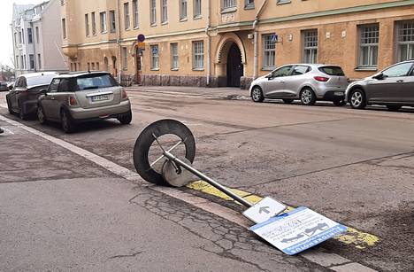 Kova tuuli kaatoi Helsingissä liikennemerkkejä. 