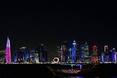 Dohan pilvenpiirtäjiä kuvattuna mereltä päin.