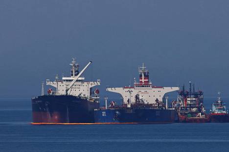 Raakaöljyä siirrettiin torstaina iranilaisesta Lana-öljysäiliöaluksesta liberialaiseen Ice Energy -alukseen Euboian saaren edustalla Kreikassa.