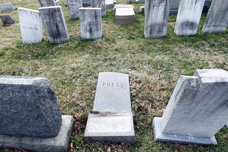 Mount Carmelin hautausmaalla Philadephiassa kaadettuja hautakiviä 27. helmikuuta 2017. Toistaiseksi ei tiedetä, liittyykö uhkauksista pidätetty mies vandalismiin.