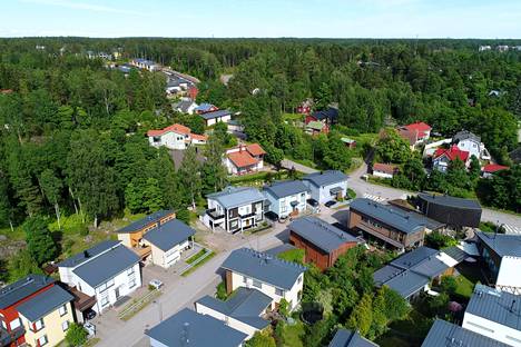 Espoon Kaukalahdessa on paljon omakotitaloja. Alueen myynnissä olleiden suurten omakotitalojen keskimääräinen myyntiaika oli viime vuonna noin 80 päivää.