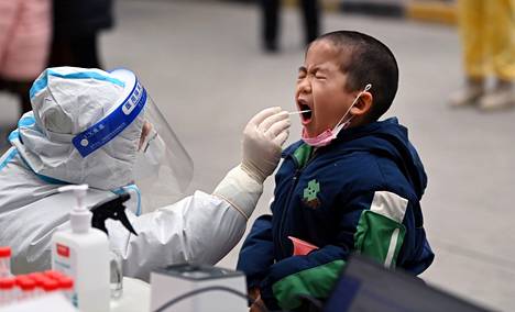 Kiina on pyrkinyt tukahduttamaan koronavirusinfektion leviämistä muun muassa laajalla testauksella. Lapselta otettiin 4. tammikuuta näytettä Xi’anissa Kiinassa. 