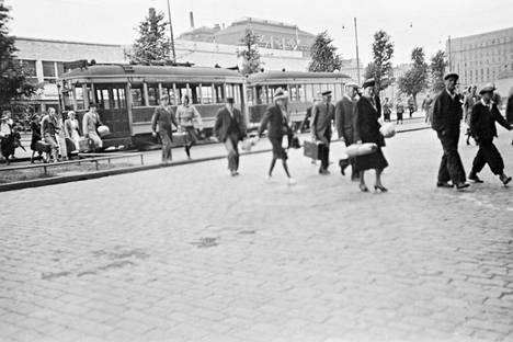 Lasipalatsi on ennenkin sijainnut jalankulun sekä henkilöauto- ja joukkoliikenteen vilkkaassa solmukohdassa. Tuntemattoman valokuvaajan otoksessa ihmiset ylittävät tuolloista Heikinkatua, nykyistä Mannerheimintietä noin vuonna 1941.