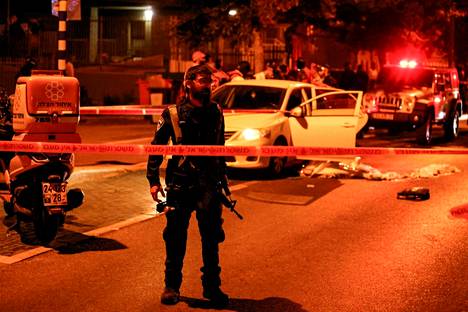 Israelilainen poliisi Eladin kaupungin terrori-iskun tapahtumapaikalla.