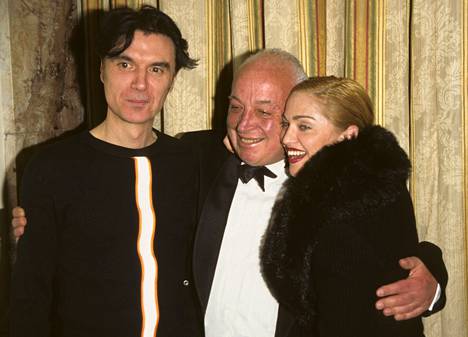 Talking Heads -yhtyeen David Byrne (vas.), Seymour Stein ja Madonna kuvattiin New Yorkissa vuonna 1996.