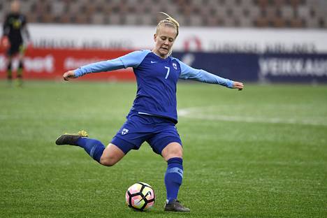 Adelina Engman kuuluu myös Suomen maajoukkueeseen.