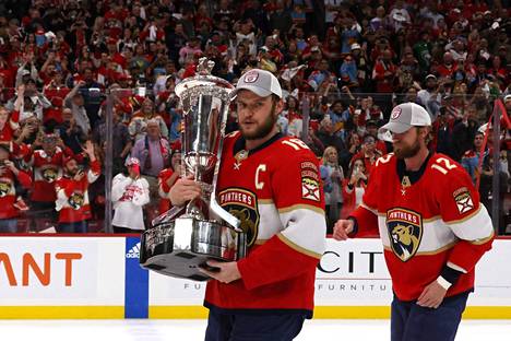 Florida Panthersin kapteeni Aleksandr Barkov sai kantaa NHL:n itäisen konferenssin Prince of Wales -mestaruuspokaalia kotiyleisön edessä Floridan Sunrisessa keskiviikkoiltana.
