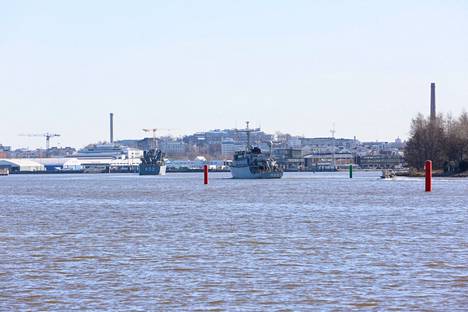 Naton miinantorjunta-alusosastoon kuuluvat latvialainen LVNS Virsaitis (vas. edessä) ja hollantilainen HNLMS Schiedam (oik.) saapuivat maanantaina peräjälkeen Turun satamaan.