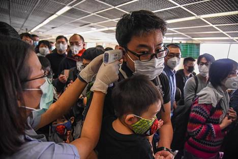 Kiinasta saapuvien matkustajien lämpötilaa mitattiin lentokentällä Thaimaan Bangkokissa tammikuussa.