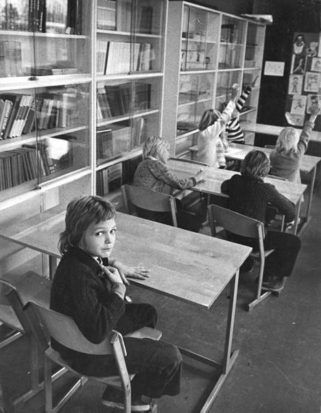 Jakomäen kansakoulun kirjasto toimii väliaikaisena ruotsinluokkana. Väliaikaisia luokkia ovat myös opetusvälinevarasto ja juhlasali.