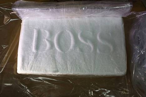 Poliisi takavarikoi taannoisen Katiska-huumevyyhdin tutkinnan yhteydessä muiden huu­meiden ohella kokaiinia. Kuvassa kilo kokaiinia ”Boss”-logolla varustettuna.