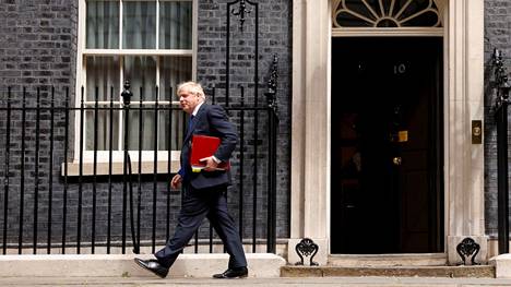 Boris Johnson kuvattuna heinäkuun 6. päivä pääministerin virka-asunnon edessä Downing Street 10:ssä.