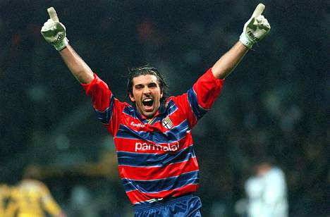 Gianluigi Buffon tuuletti Parman ensimmäistä maalia Uefa cupin finaalissa 12. toukokuuta 1999 Moskovassa. Parrma voitti finaalissa Marseillen 3–0.