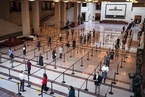 Ihmiset odottivat koronatestiin pääsyä liittovaltion kongressitalossa Yhdysvaltain pääkaupungissa Washingtonissa maanantaina.