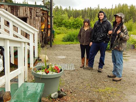 Buying Alaska -sarjassa tehdään talokauppaa. Duane Mathes (oik.) esittelee vaihtoehtoja Miranda Burksille ja Michael Chakille.