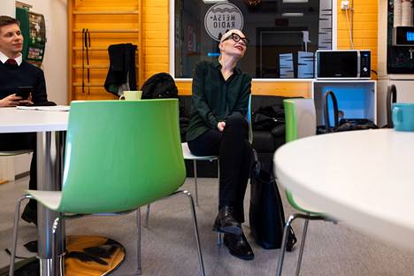 Perussuomalaisten uusi kansanedustaja Joakim Vigelius ja Minja Koskela odottavat vuoroaan mennä Ykkösaamuun puhumaan siitä, miltä tuntui päästä kansanedustajaksi. Molemmat nousivat eduskuntaan sosiaalisen median avulla.